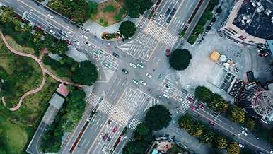 4k航拍俯瞰城市十字路口车流交通视频的预览图